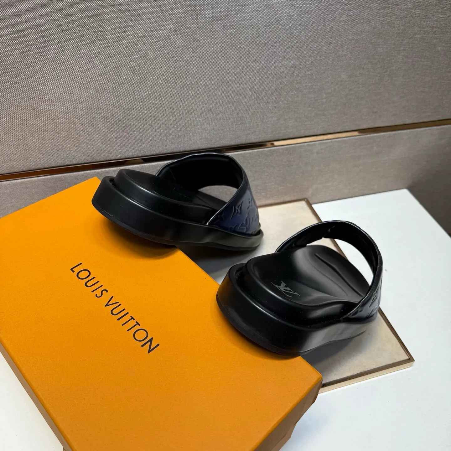 ⬛️Men's shoes 💰p400 [LV～] Men's casual slippers 2025z cabinet sales simultaneously 🔶Size: 39-44#️⃣ 🔷4 colors🔜The upper is made of cowhide stitching➕Genuine leather lining, comfortable and breathable, sole: original comfortable and wear-resistant outsole, ⚠️Real 📱Photographed🎬The real thing is better📢📢📢